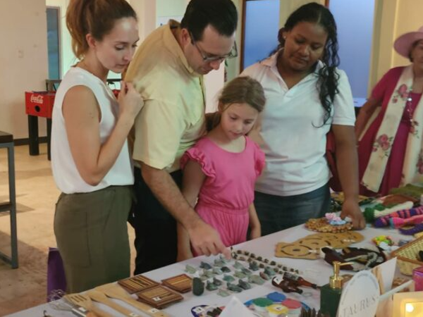 Las familias pudieron apreciar y valorar el talento de los emprendedores de Roatán.