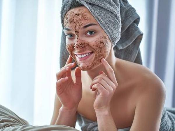 Una de las ventajas de la exfoliación es que se logra un cutis más suave, brillante y flexible, con cicatrices y marcas visiblemente reducidas.
