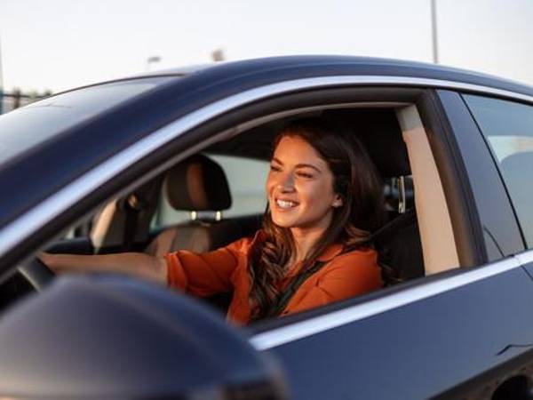 Es importante ser consciente de todas las señales de tránsito, marcas viales y señales de seguridad al conducir.