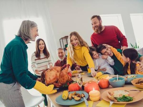 El Día de Acción de Gracias, conocido como Thanksgiving en inglés, es una festividad muy importante en Estados Unidos y Canadá, celebrada el cuarto jueves de noviembre. Esta celebración se caracteriza por reunir a familiares y amigos alrededor de una mesa llena de platillos tradicionales que reflejan la abundancia y gratitud. A continuación, los platillos más emblemáticos de esta festividad.