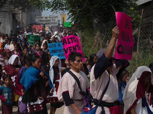 Pobladores indígenas se manifiestan para exigir un alto a la inseguridad en el estado de Chiapas (México).