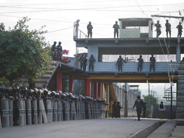Al menos dos personas murieron y otras seis resultaron heridas durante el intento de fuga de más de 70 reclusos de la Penitenciaría Nacional, la principal cárcel del país, informó este jueves una fuente militar.