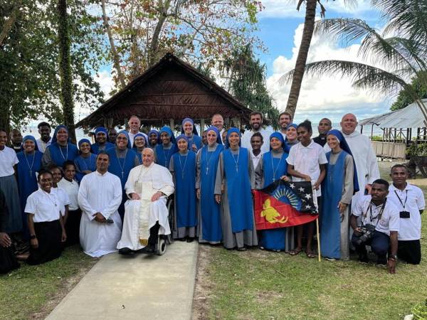 El Papa visita este domingo Vánimo, una localidad a unos 1.000 kilómetros de Port Moresby, capital de Papúa Nueva Guinea.