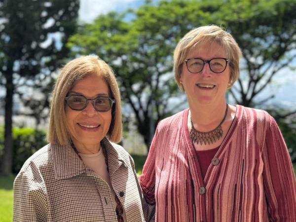 Laura Dogu, embajadora de Estados Unidos en Honduras, junto a Rebeca Santos, presidenta del Banco Central de Honduras.