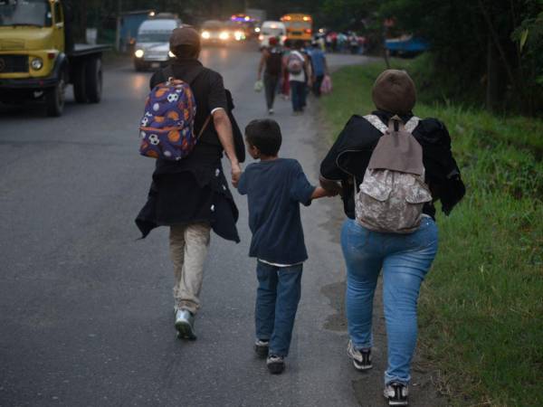 Un niño camina por una carretera del norte de Honduras en una caravana migrante.