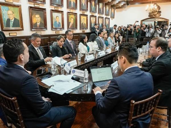 Diputados hondureños reunidos para formalizar la alianza este martes en Tegucigalpa.