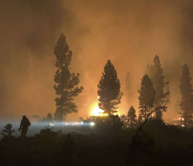 El incendio de 'Tamarack' lleva quemadas 23,600 hectáreas y está contenido únicamente en un 4 %, según los últimos datos del Departamento Forestal y de Protección contra Incendios de California (Cal Fire).