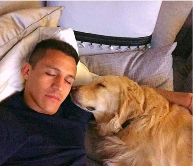 El delantero chileno del Arsenal, Alexis Sánchez, y su perro ‘Atom’, por Oliver Atom.