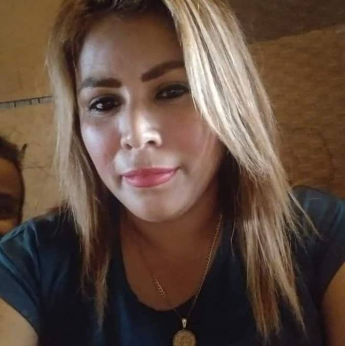 Agentes de la Policía Nacional se desplazaron al lugar para iniciar las investigaciones del caso e identificar y capturar al responsable de la muerte de la mujer y su hijo.