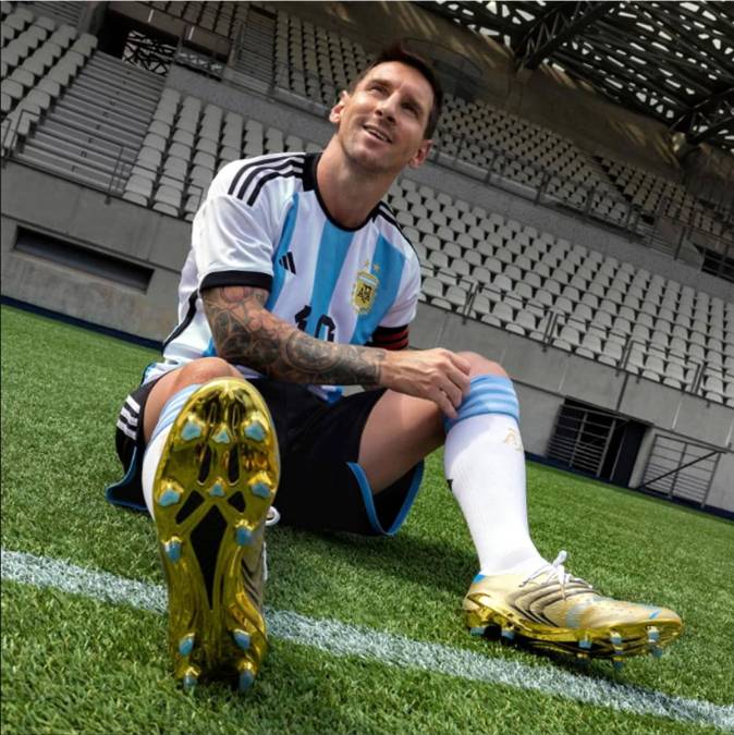 Antes de asistir a Qatar, Messi posó para Adidas con sus nuevos y hermosos botines.