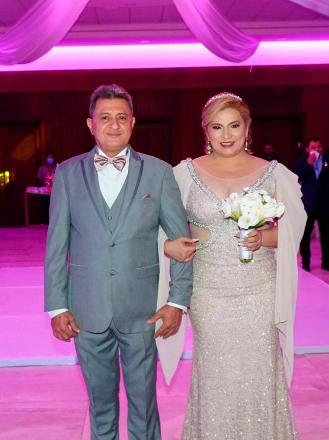 Llenos de promesas llegan al altar Rommel y Vanessa