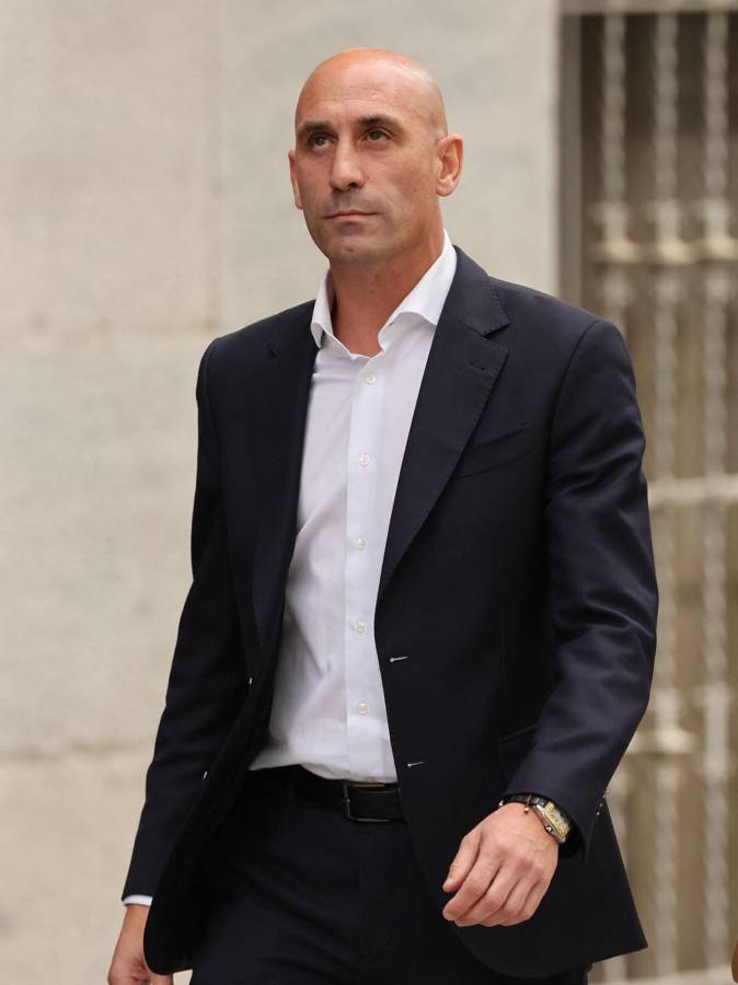 Cinco días después de dimitir como jefe del fútbol español, Rubiales debía comparecer hoy ante el tribunal por agresión sexual.