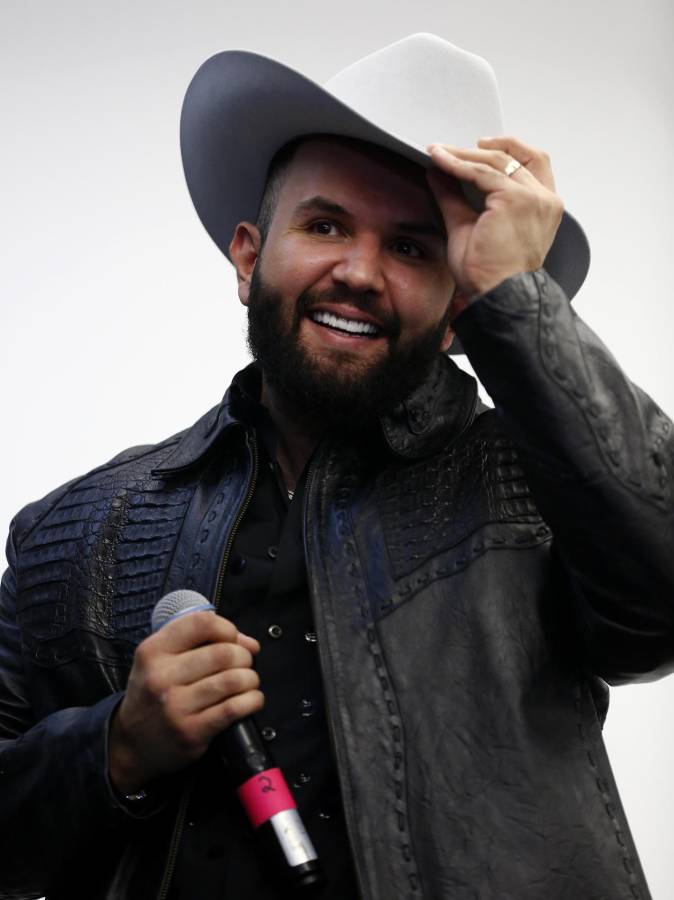 Carín León es criticado por decir que se le “antoja” cocaína en concierto