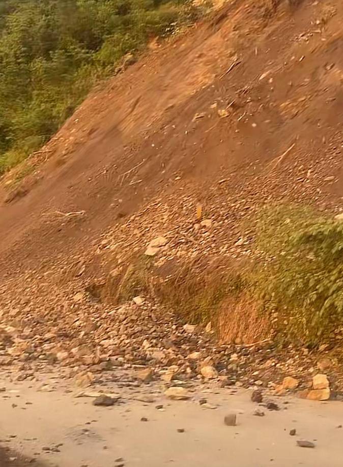 ”No hay paso por el derrumbe de la Lempira en la CA-4”, son los comentarios dejados por internautas en sus redes sociales.