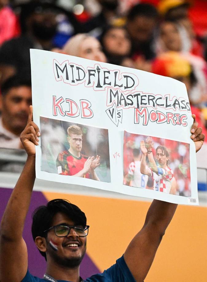 Un aficionado portando una pancarta de admiración para Kevin de Bruyne y Luka Modric.