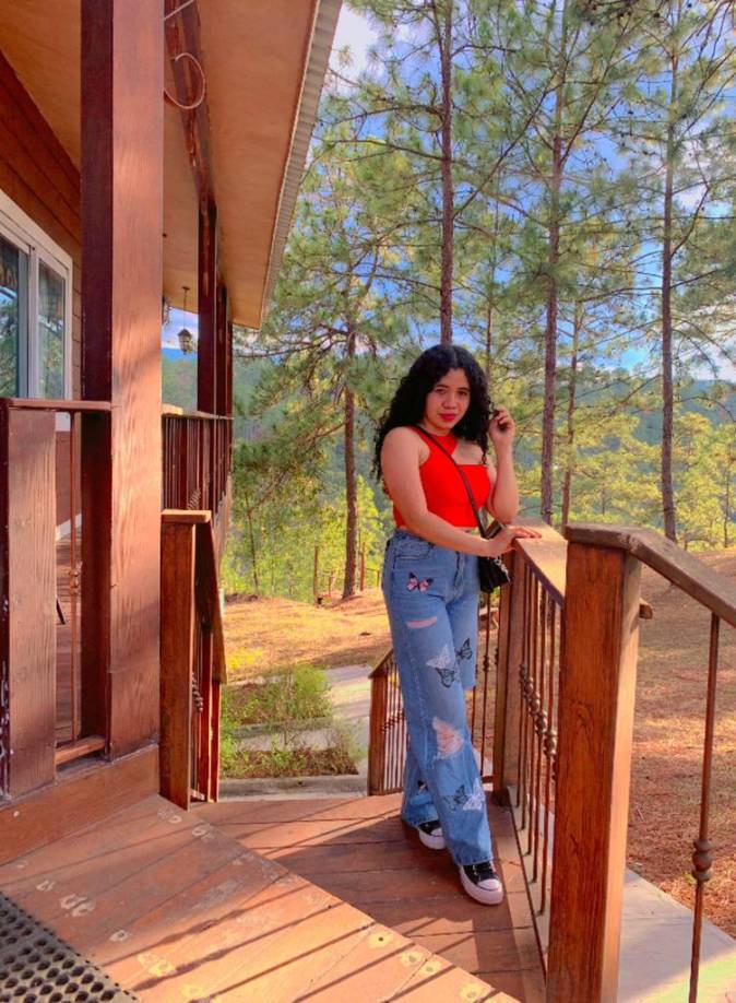 Paradógicamente en varias de sus fotos en las redes sociales, Rixcy usaba de fondo los pinos del sector de donde era originaria.