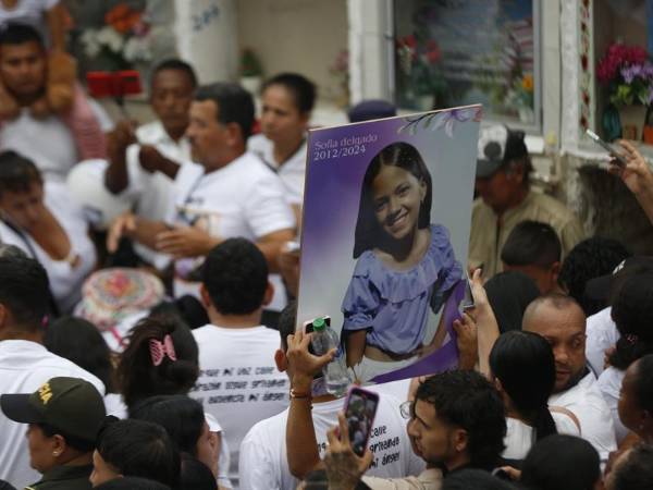 Más de 3.000 personas, la mayoría vestidas de blanco y exigiendo justicia, se congregaron este sábado en la localidad colombiana de Candelaria (suroeste), para darle el último adiós a Sofía Delgado Zúñiga, de 12 años, asesinada el pasado 29 de septiembre por un hombre que reconoció el feminicidio.