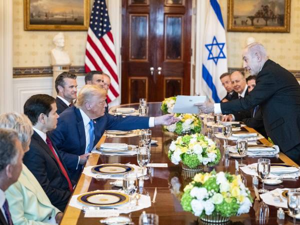 El Primer Ministro Netanyahu entrega al Presidente Trump una carta de nominación al Premio Nobel de Paz.