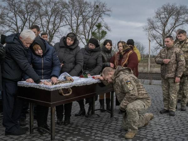 El funeral de un soldado ucraniano asesinado por un dron en la región de Luhansk en noviembre del 2023.