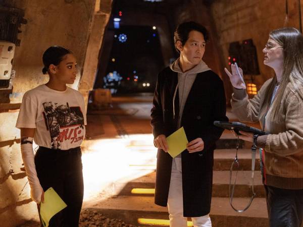 “Star Wars: The Acolyte” está protagonizada por Amandla Stenberg, izquierda, y Lee Jung-jae con la creadora y directora Leslye Headland en el set de la serie Disney+.