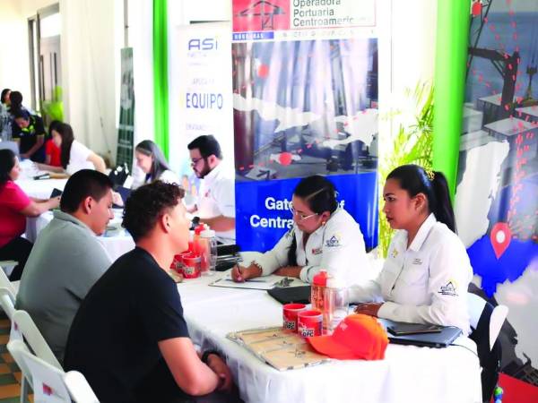 Dos hombres acuden a una feria de empleo.