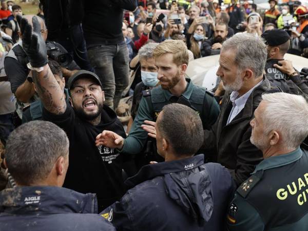 El rey Felipe (d) trata de mediar entre los vecinos indignados, durante su visita a Paiporta este domingo.
