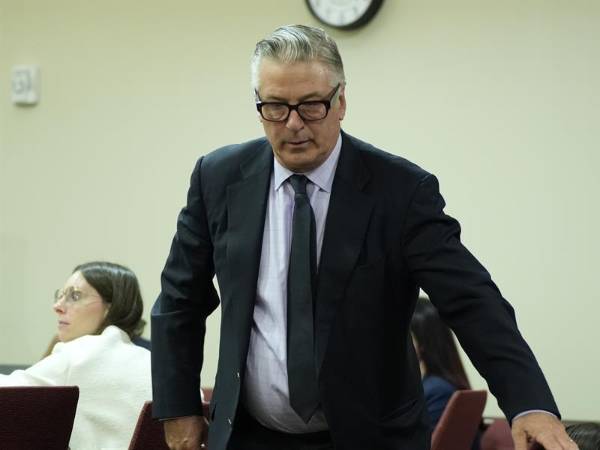 Fotografía de archivo del actor estadounidense Alec Baldwin asistiendo a su juicio por homicidio involuntario en Santa Fe, Nuevo México.