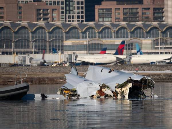 Las autoridades encontraron la caja negra del helicóptero militar siniestrado el miércoles al chocar contra un avión comercial cerca del Aeropuerto Nacional Reagan de Washington.