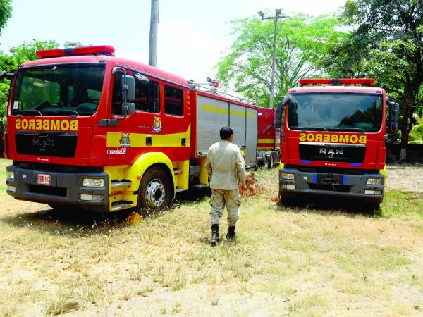 <b>Los bomberos dicen que tienen las unidades contra incendios en mal estado y no pueden contratar personal por falta de fondos, pero no los recibieron.</b>