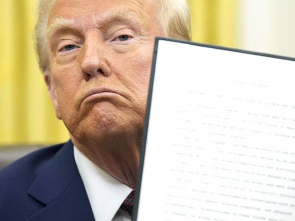 El presidente de Estados Unidos, Donald Trump, firma órdenes ejecutivas en la Oficina Oval de la Casa Blanca en Washington, DC, EE.UU., el 23 de enero de 2025.