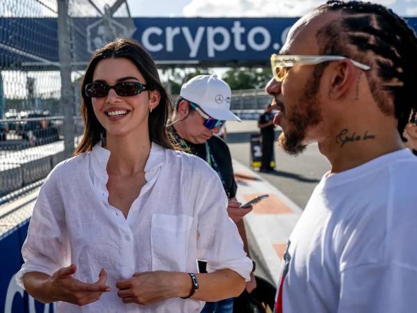 Antes de salir con Kim Kardashian, Lewis Hamilton fue vinculado con la hermana menor de esta, Kendall Jenner. El piloto británico, de 41 años, y Jenner, de 30, desataron rumores de romance en 2015 cuando ella fue fotografiada luciendo su cadena de oro durante el Gran Premio de Mónaco en Montecarlo.