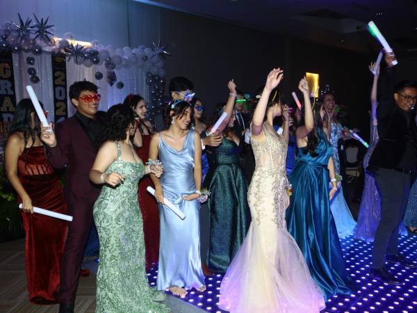 De principio a fin disfrutaron los nuevos bachilleres de la Saint Joseph Institute; además, lucieron elegantes y con una sonrisa de oreja a oreja que mostró su desbordante felicidad después de conseguir un objetivo de vida más