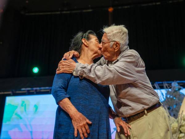 Emotivas historias y mensajes de unión familiar dejó la tercera edición de las Bodas de Caná, donde 1,015 parejas contrajeron matrimonio tanto por la vía legal como religiosa.