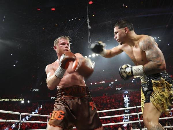Berlanga sufrió ante Canelo su primer revés, luego de 22 triunfos, 17 por la vía rápida.