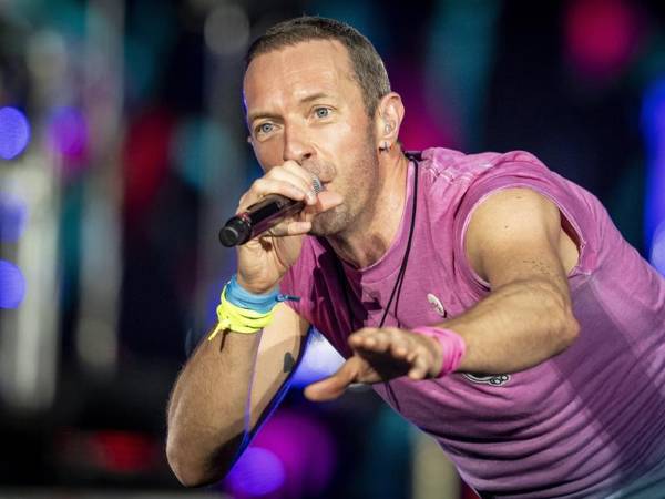 Fotografía de archivo del cantante británico Chris Martin, líder de la banda británica Coldplay, mientras se presenta en el estadio Parken en Copenhague, Dinamarca, el 5 de julio de 2023.
