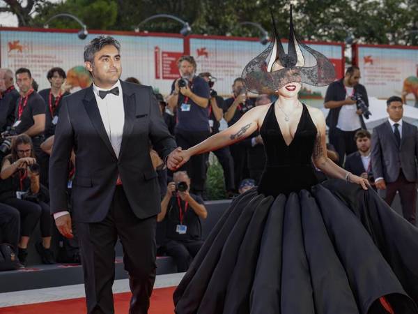 La cantante y actriz estadounidense Lady Gaga (derecha) con Michael Polansky llegan al estreno de ‘Joker: Folie a Deux’ en el 81 ° Festival Internacional de Cine de Venecia.