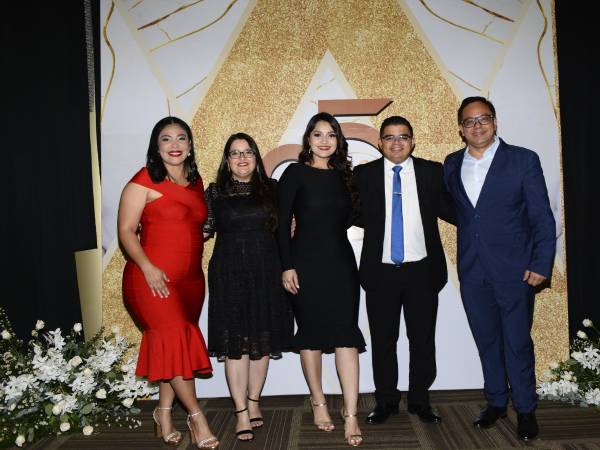 Keren Rosales, Megan Butler, Nicolle Estrada, Rely Maradiaga y Melvin Peña