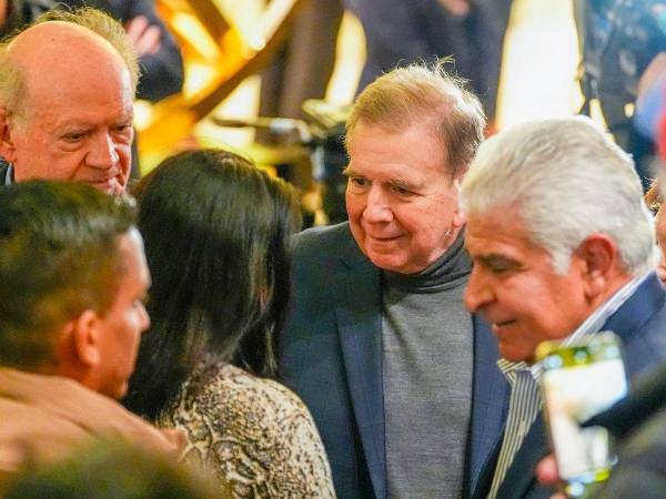 El candidato presidencial venezolano, Edmundo González saluda al presidente de Panamá, José Raúl Mulino, tras su llegada a Oslo.