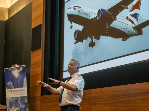 El capitán Steve Allright de B.A. dirigió una sesión en el aeropuerto de Heathrow para viajeros nerviosos.