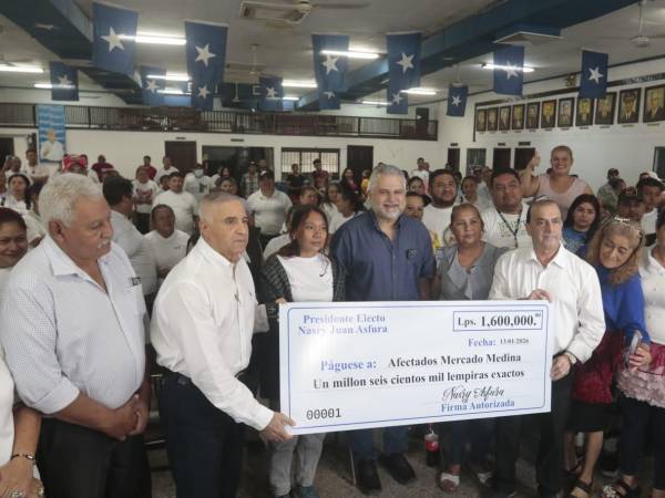 Nasry Juan Asfura, presidente electo de Honduras, cumplió este miércoles su promesa de apoyo a los comerciantes afectados por el incendio ocurrido el pasado 29 de diciembre en el mercado Medina, con la entrega de 1.6 millones de lempiras destinados a 160 vendedores que perdieron sus puestos y mercadería.