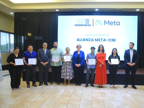 Autoridades de la alianza entregaron diplomas a algunos de los emprendedores que formarán parte del pimer ciclo de capacitaciones impartidas por Meta y CNI