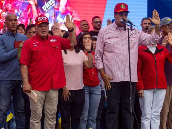 El presidente de Venezuela, Nicolás Maduro, junto a miembros de su Gabinete en Caracas.