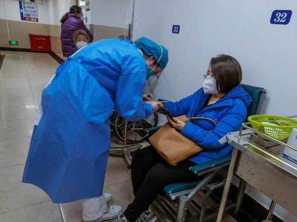 China inicia el 2025 enfrentando un brote del metapneumovirus humano (HMPV) en el norte del país, que causa alarma en redes sociales tras cumplirse cinco años del inicio de la pandemia de covid 19 en el gigante asiático.