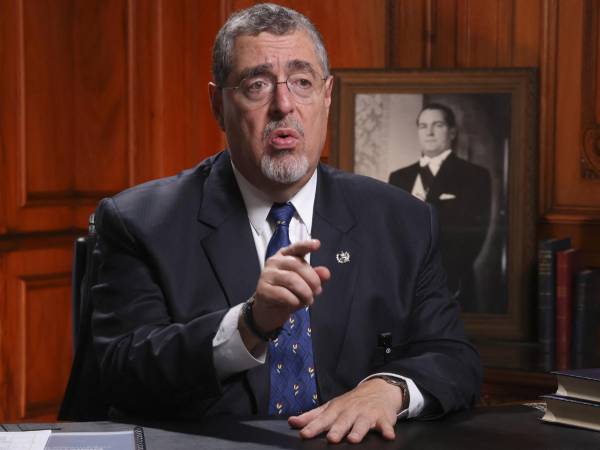 El presidente de Guatemala, Bernardo Arévalo, durante una cadena nacional de televisión para anunciar una iniciativa con el fin de destituir a Porras.