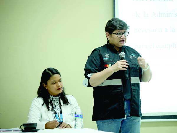 <b>La ministra de Salud, Carla Paredes, durante la reunión que se convocó en el Rivas. Foto: Y. Amaya</b>