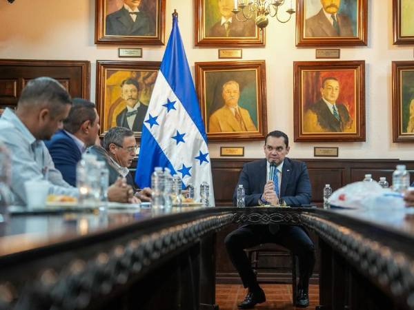 Tomás Zambrano Molina, presidente del Congreso Nacional, reiteró que cualquier procedimiento debe desarrollarse con estricto apego a la Constitución y a la ley.