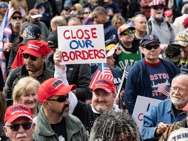 Simpatizantes de Trump participan en una manifestación contra “la invasión migratoria” en la frontera sur de EEUU.