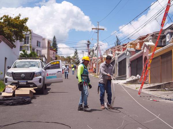 <b>Trabajadores del PNRP durante labores técnicas reclaman pago de salarios atrasados desde enero.</b>