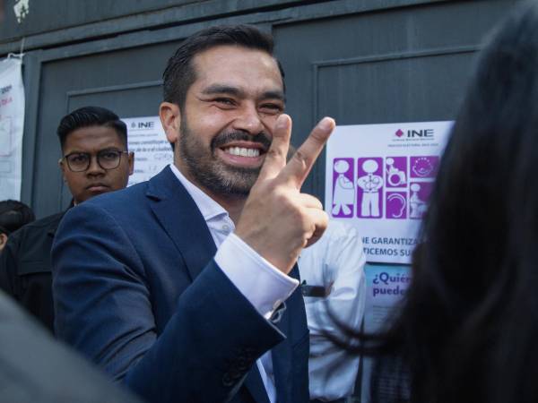 Maynez a su llegada al centro de votación en la zona de Roma y Condesa de Ciudad de México.