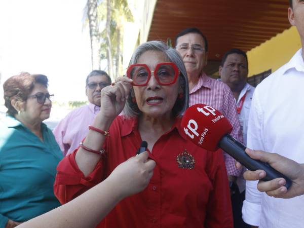La diputada por Yoro (Partido Liberal) dando declaraciones a medios de comunicación. Fotografía de archivo.